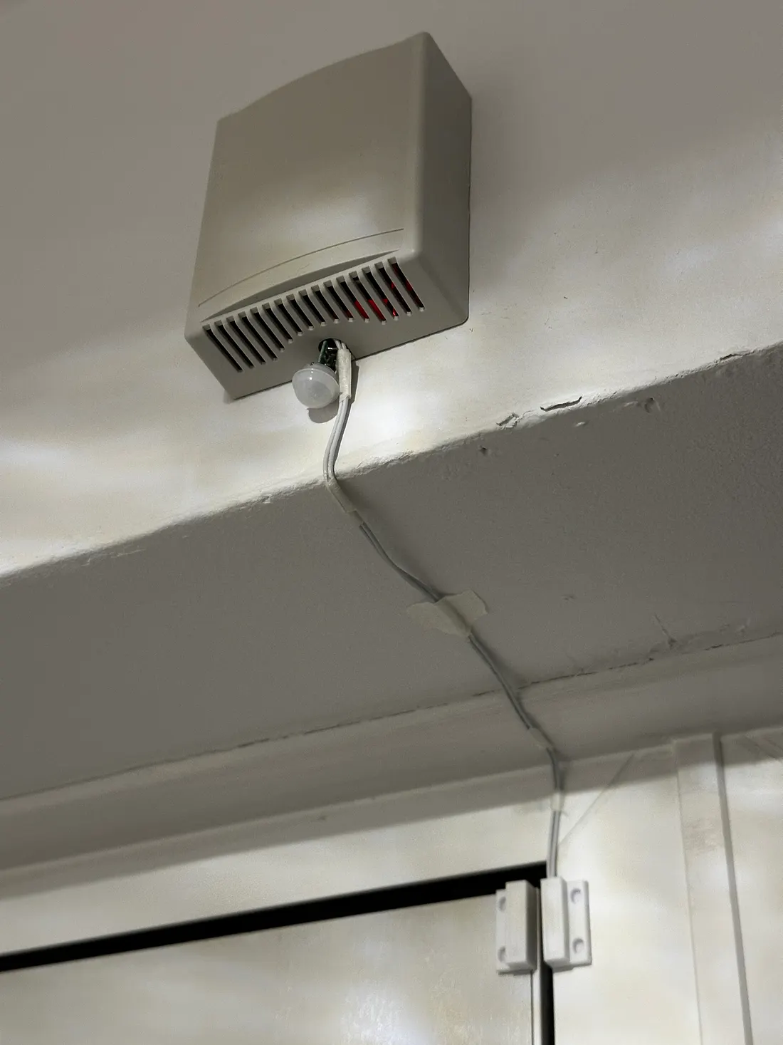 The timer-based open-door alerting device with a PIR sensor and buzzer